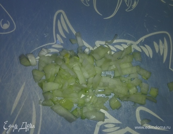 Лук репчатый нарезать мелкими кубиками.