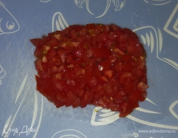 Помидоры нарезать так же, как и репчатый лук.