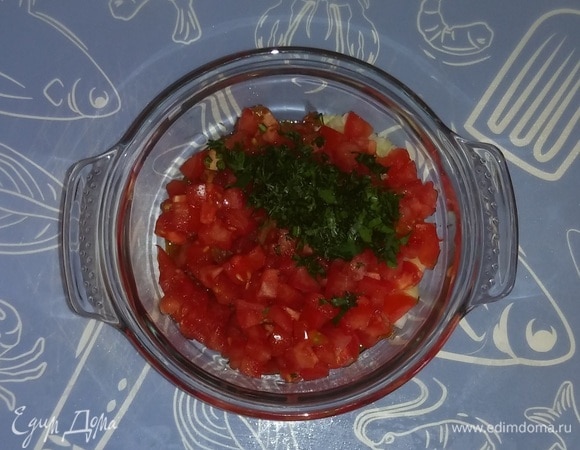 В глубокую емкость выложить кильку (я использовала кильку каспийскую, обжаренную в томатном соусе) вместе с томатным соусом, добавить к ней нарезанные помидоры, репчатый лук и измельченную зелень петрушки и укропа. Соль в этот салат я не добавляла, т. к. она есть в томатном соусе.
