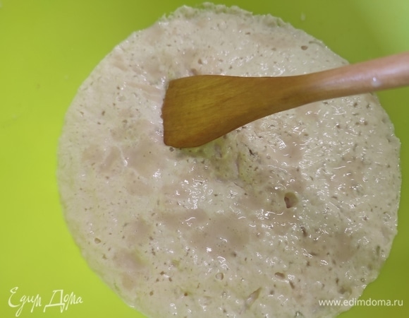 Воду с молоком подогреть. Растворить дрожжи и добавить 1 столовую ложку сахара от общего количества. Перемешать и оставить опару на 15–20 минут, чтобы поднялась шапочка.