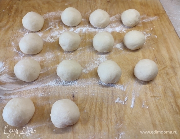 Разделить тесто на 14 частей (примерно по 65 грамм). Подкатать каждую часть в шарик.