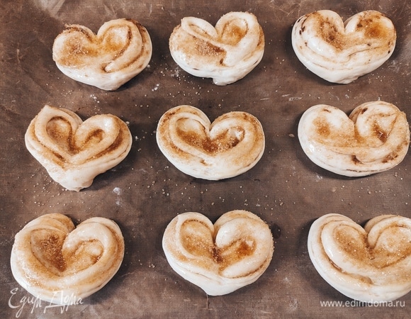 Смазать плюшки яйцом и обильно посыпать сахаром. Выпекать 20 минут при температуре 200°C.