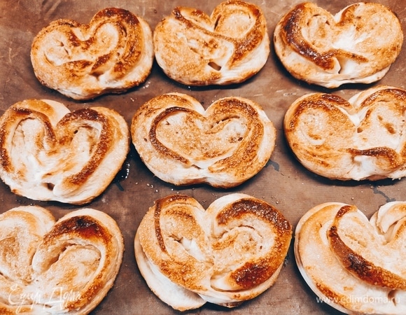 Готовые плюшки накрыть полотенцем и дать так им остыть.