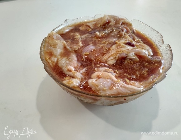 Отправляем курицу мариноваться в холодильник на ночь, а лучше — на сутки.