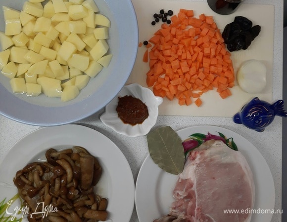 Нарезаем картофель и морковь кубиком. Лук режем крупным кубиком. Грибы отвариваем 15 минут, бульон оставляем.