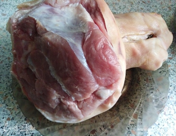 Рульку промыть, обсушить.