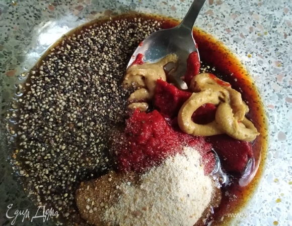 В соевый соус добавить горчицу, сушеный чеснок, томатную пасту и перец.