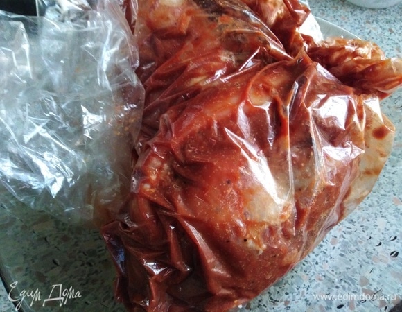 Рульку обмазать приготовленным соусом. Выложить в пакет для запекания. Оставить мариноваться на 12 часов в холодильнике.