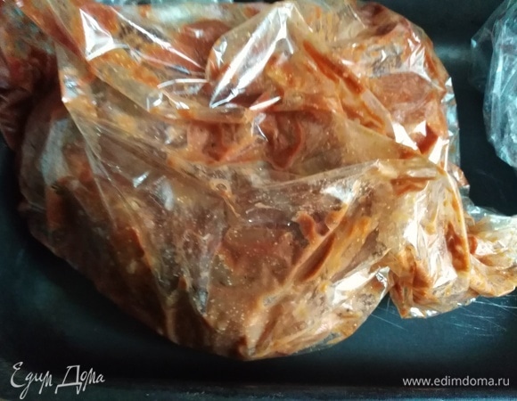 Переложить в форму для запекания, сделать несколько проколов в пакете. Поставить в духовку. Выпекать при 200°C.