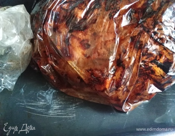 Через 45 минут в форму влить пару стаканов воды. Отправить обратно в духовку еще на 45 минут.