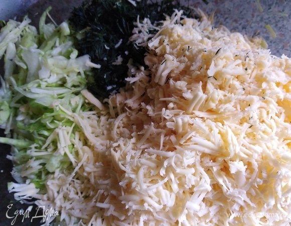 Добавить укроп и натертый на терке сыр.