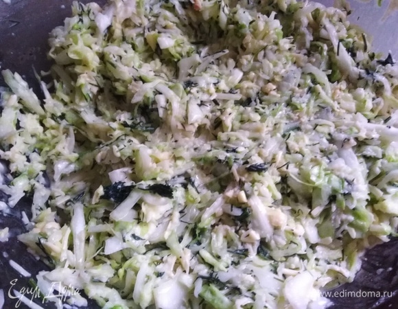 Яичную массу смешать с капустной.