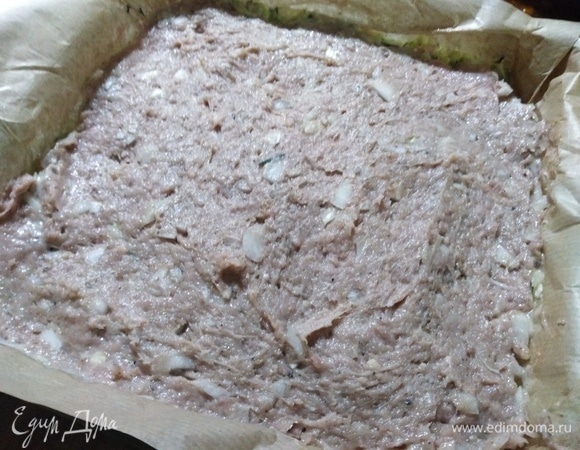 Затем выложить фарш. Уплотнить.