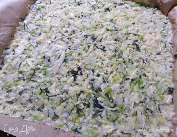 Последним слоем выложить оставшуюся капусту, уплотнить. Накрыть форму фольгой. Поставить в разогретую духовку. Выпекать при 200°C в течение 1 часа.