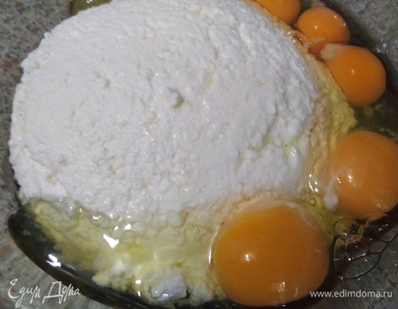 В творог вбить яйца. Пробить блендером.