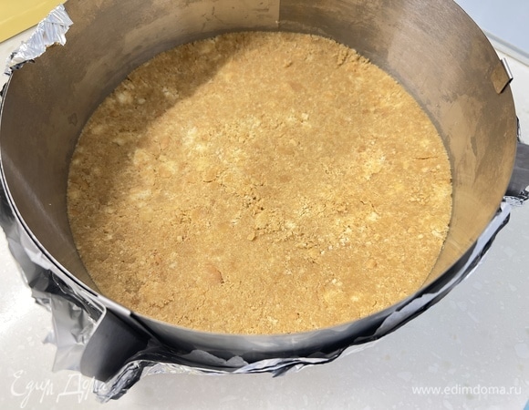 Выложить массу в форму, застеленную пергаментом, диаметром 20 см. Убрать в холодильник.