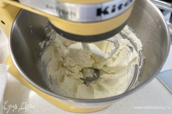 Сливочный сыр растереть лопаткой, добавить сахар, ваниль. Размешать в гладкую массу.
