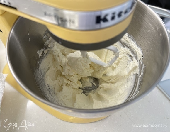 Сливочный сыр растереть лопаткой, добавить сахар, ваниль. Размешать в гладкую массу.