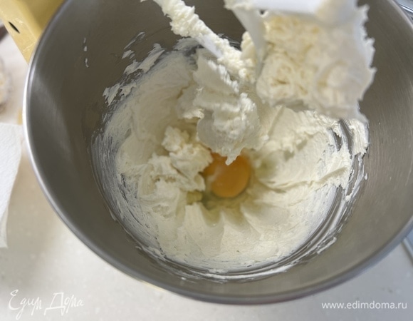 По одному добавить яйца, после каждого перемешивать.