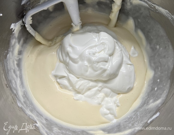 В конце добавить сметану. Хорошо перемешать. На каждом этапе перемешивать аккуратно, чтобы не было пузырьков.