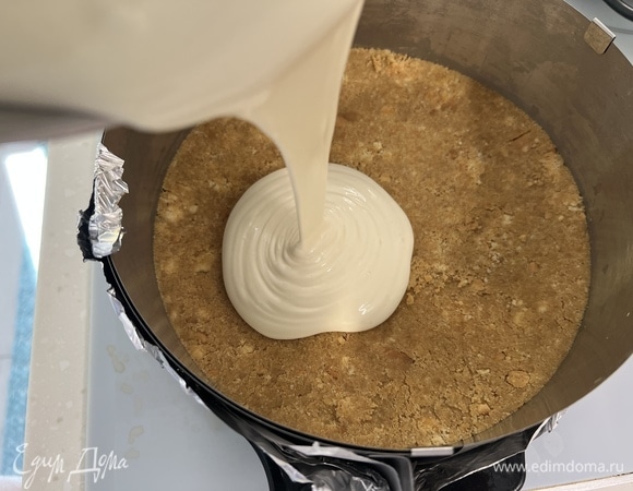 Вылить крем на основу.