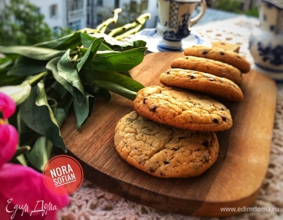 Выпекать 12–14 минут. Готовое печенье достать из духовки, аккуратно переложить на решетку и остудить.