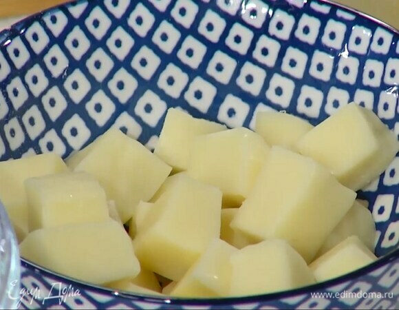 Моцареллу нарезать маленькими кубиками.