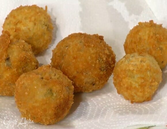 В сотейнике разогреть оливковое масло и обжарить шарики со всех сторон до золотистого цвета, затем выложить на бумажное полотенце, чтобы удалить излишки жира.