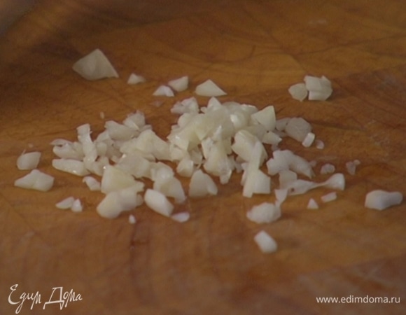Чеснок почистить, раздавить плоской стороной ножа и мелко порубить.