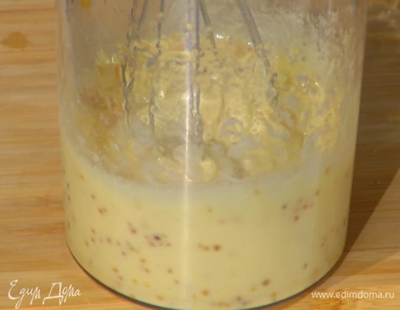 Приготовить соус: чеснок соединить с яичным желтком, соком лайма и горчицей, посолить и, тонкой струйкой вливая оливковое масло, взбить все блендером с насадкой-венчиком, если получается слишком густо, влить еще немного сока лайма и кипяченой воды.