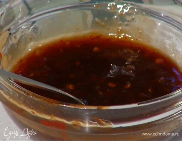 Приготовить маринад: соединить соус чили и хойсин, всыпать приправу «5 специй», добавить мед, тамариндовый и соевый соус, все перемешать.