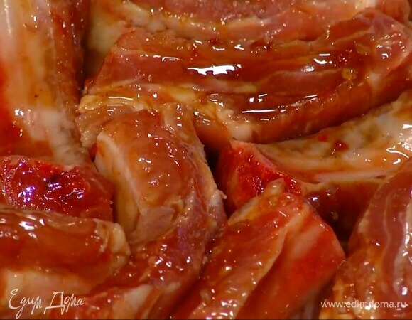 Свиные ребра выложить в жаропрочную керамическую форму, полить маринадом и перемешать.