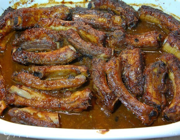 Запекать ребрышки в разогретой духовке 30–40 минут, периодически поливая выделившимся соком.