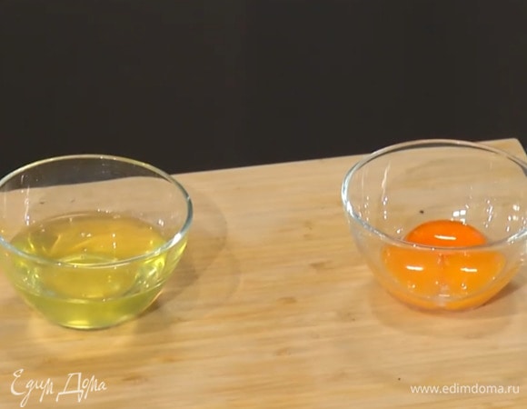 Белки отделить от желтков.