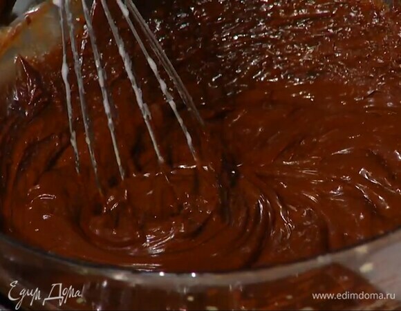 Шоколад поломать небольшими кусочками и растопить вместе со сливками на водяной бане, затем, продолжая прогревать, по одному добавить яичные желтки, взбить все на маленькой скорости блендером с насадкой-венчиком и снять с огня.