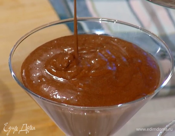 Белки посолить, взбить в воздушную пену и в два приема ввести в шоколадную массу, каждый раз вымешивая, затем разложить в креманки и отправить мусс в холодильник.