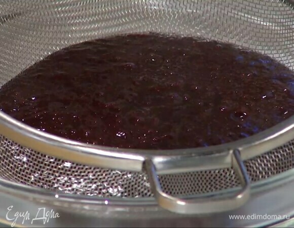 Приготовить соус: ягодную массу взбить погружным блендером, затем протереть через сито и отправить в холодильник.