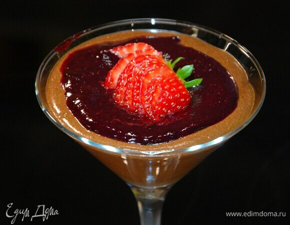 На застывший мусс выложить ягодный соус, украсить дольками клубники.