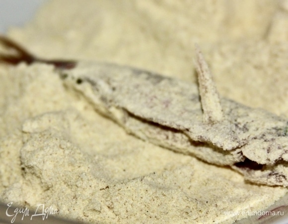 Обсушить рыбку желательно. Хотя бы немного. Лишняя влага совсем ни к чему в дальнейшей ее судьбе. Поэтому для начала на бумажное полотенце стоит выложить и другим сверху прикрыть, промокнуть. После того как рыба вычищена, выпотрошена, промыта и высушена, ее надо посолить и поставить в прохладу на пару-тройку часов. На килограмм рыбки достаточно ложки три чайных соли взять и хорошо перемешать рыбу с этой солью. Но! Деликатно. А дальше часть рыбы просто пожарил. Обваливать рыбок лучше всего в кукурузной муке. Даже не в муке, а лучше взять такую мелкую крупку. Я не добавлял ничего больше. Барабулька сама по себе рыба самодостаточная. Никаких приправ не требует.