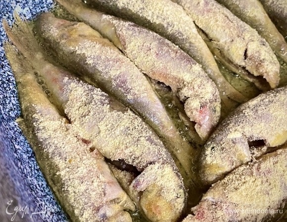 Жарить рыбку надо на хорошем растительном масле. Вкусном. Сколько времени жарить и как сильно прожаривать? Тут кто как любит, но я люблю, чтобы рыбка была зажарена, что называется, «велл дан» или даже «ту велл дан».