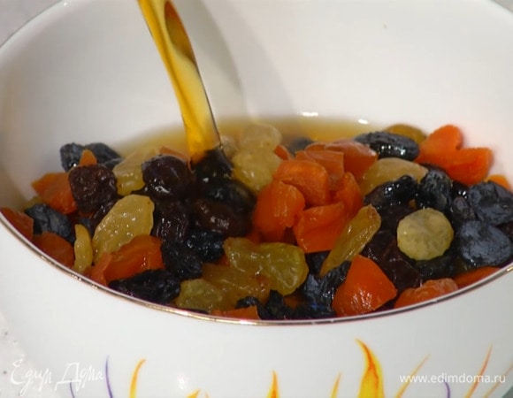 Курагу порезать на кусочки, выложить вместе с изюмом в глубокую посуду, залить горячим чаем и дать постоять.