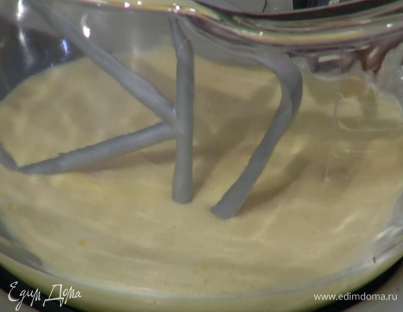 Сахар с яйцами взбить в пену блендером с насадкой-венчиком, перелить в чашу комбайна и, взбивая на низкой скорости, всыпать четверть муки с разрыхлителем.