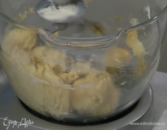 Соду погасить уксусом и влить в чашу с тестом, затем, продолжая вымешивать, всыпать остальную муку.