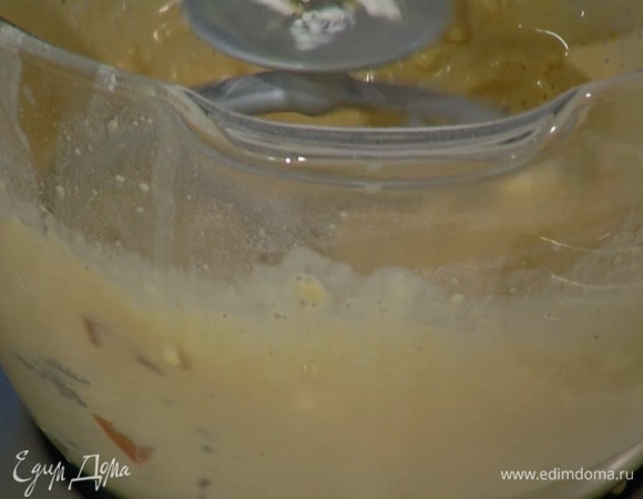 Сухофрукты с чаем влить в тесто и вымешать все до однородного состояния.