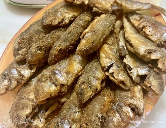 Когда рыбку со сковороды снимал, выложил ее на толстый слой бумажных полотенец. Чтобы масло лишнее с тушек в полотенца впиталось. Ну вот как-то так. Улетает рыбка со стола вмиг. Только похрустывание стоит. Нет, правда, на мой взгляд, нереально вкусно.