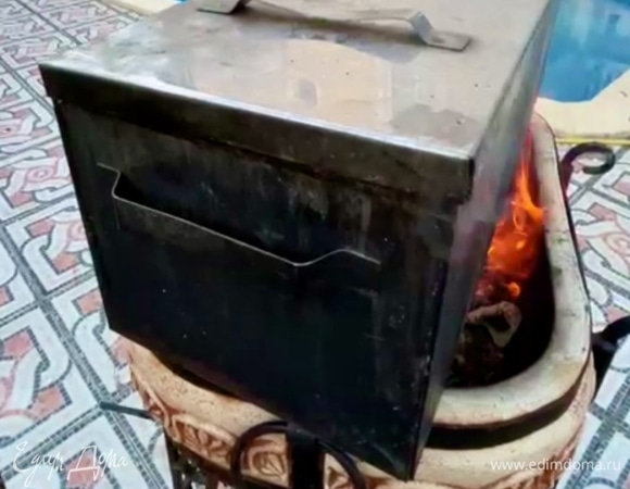 И на огонь коптильню. На не очень сильный. А как прогорит, держу на углях.