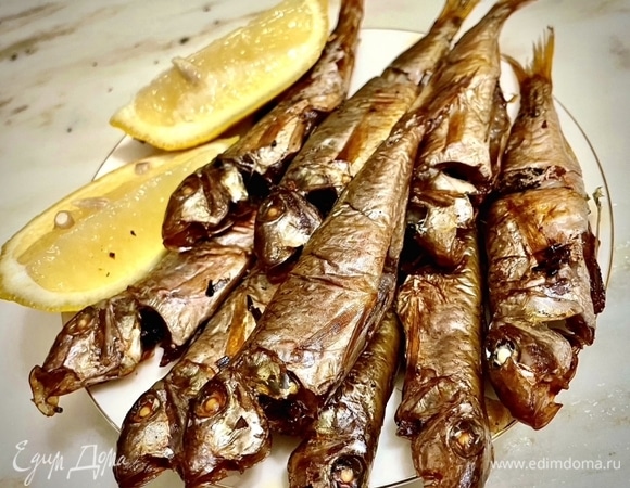 Минут через 10 на пяток минут крышку снимаю с коптильни, даю рыбке «подышать», и лишняя влага испарится. Потом крышку опять закрываю. Еще минут через 15 можно попробовать. Если не готова, подержать еще минут 10. Уверяю вас, если не переборщить со стружкой ольховой, то никакой горечи не будет в рыбе ощущаться. И не сгорит, в общем, важно не переборщить со стружкой. И вот будет как-то так.