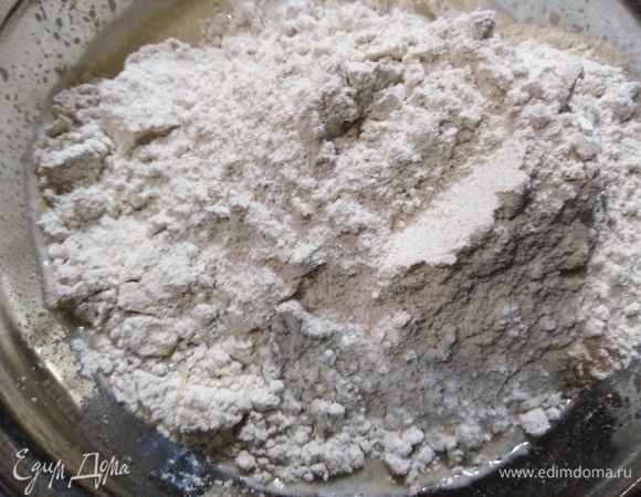 Всыпать ржаную муку.