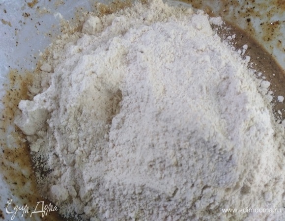 Всыпать пшеничную цельнозерновую муку. Перемешать.