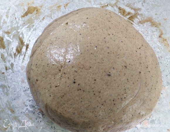 Замесить тесто в течении 5–7 минут. Накрыть пленкой и оставить для ферментации на 1 час.